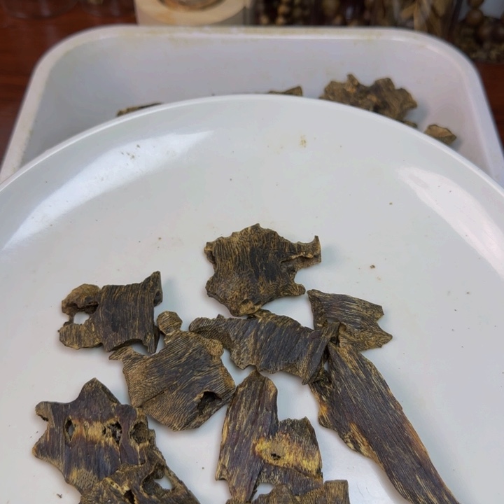 沉香沉香碎屑品**瓷透顶绿块料多样性发货