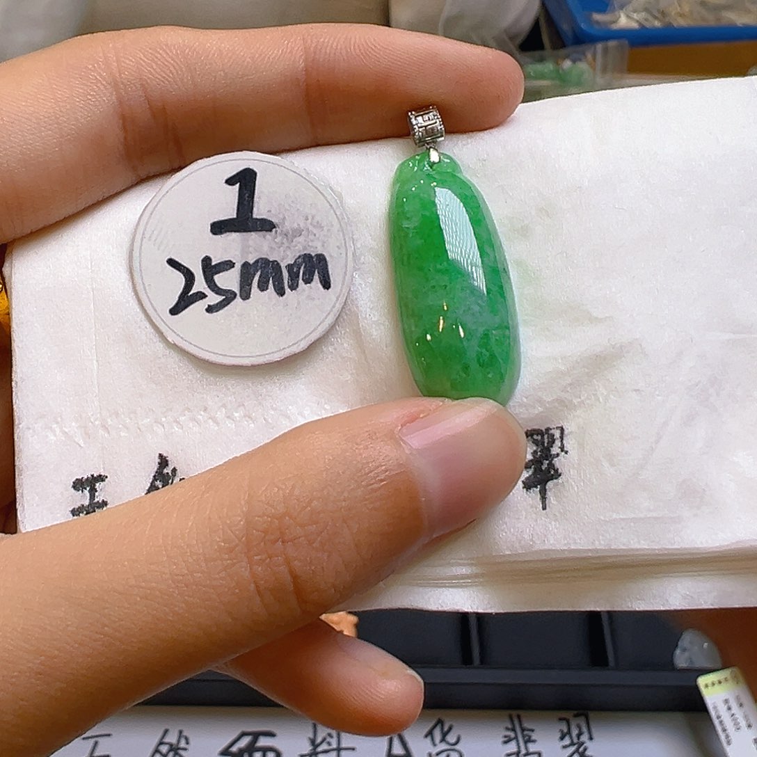 翡翠颈饰18K金镶嵌翡翠