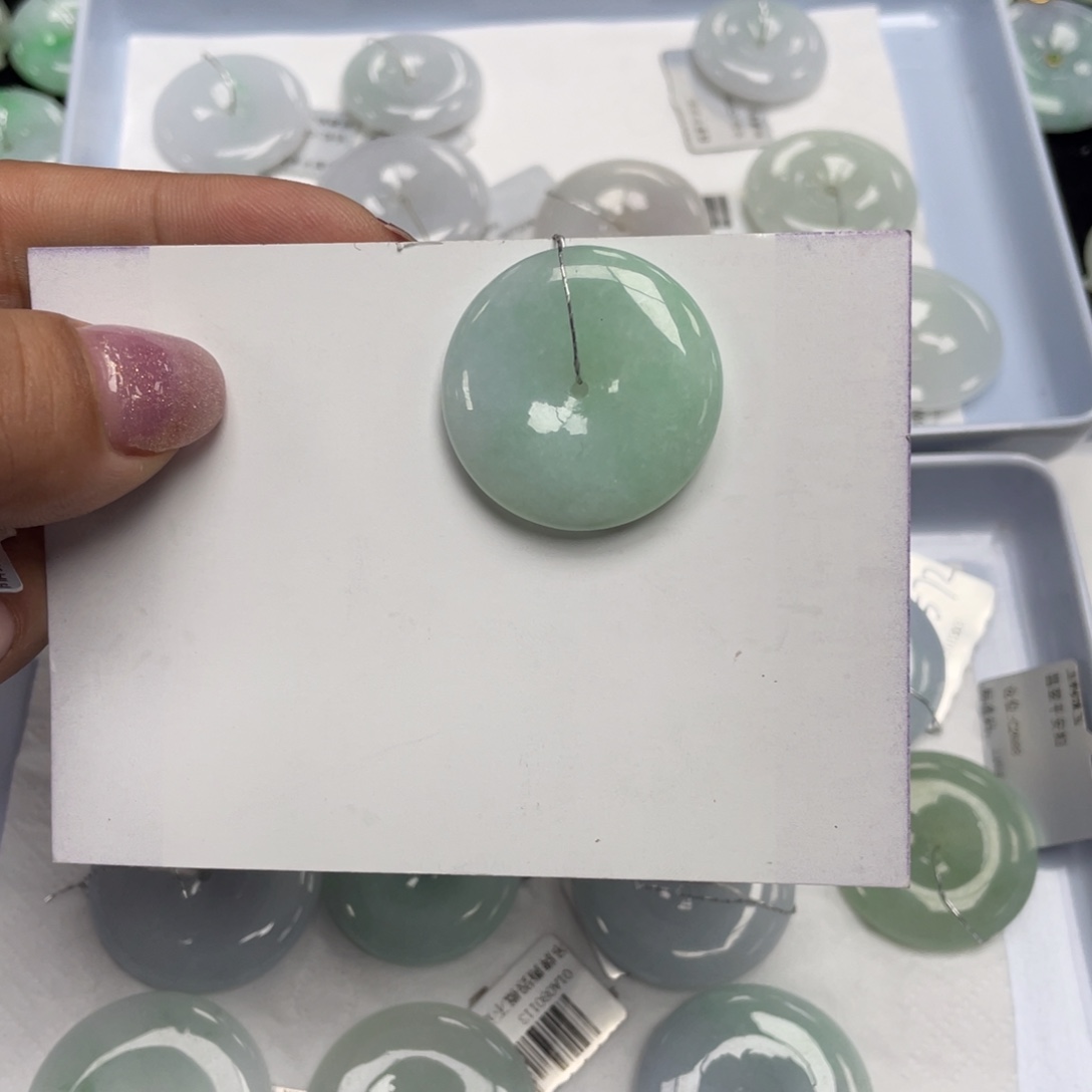 翡翠颈饰未镶嵌平安扣