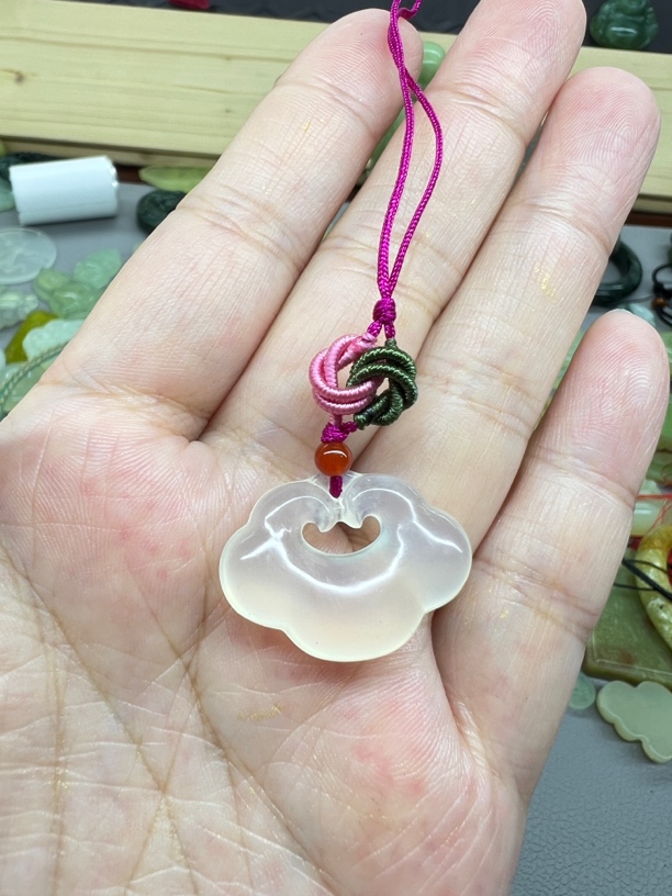 天然岫玉祥云吊坠祥云锁挂坠时尚