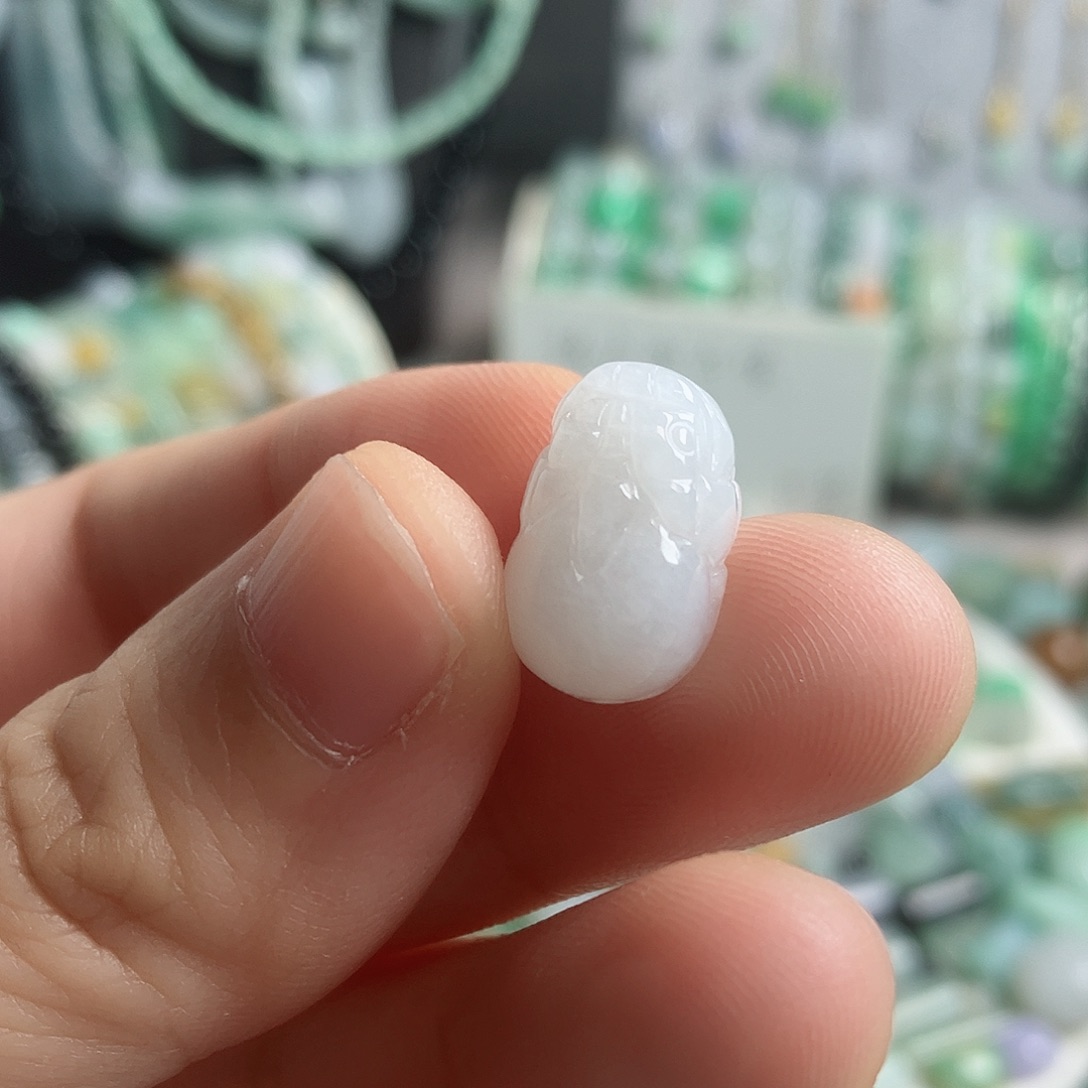 翡翠颈饰未镶嵌貔貅前后孔