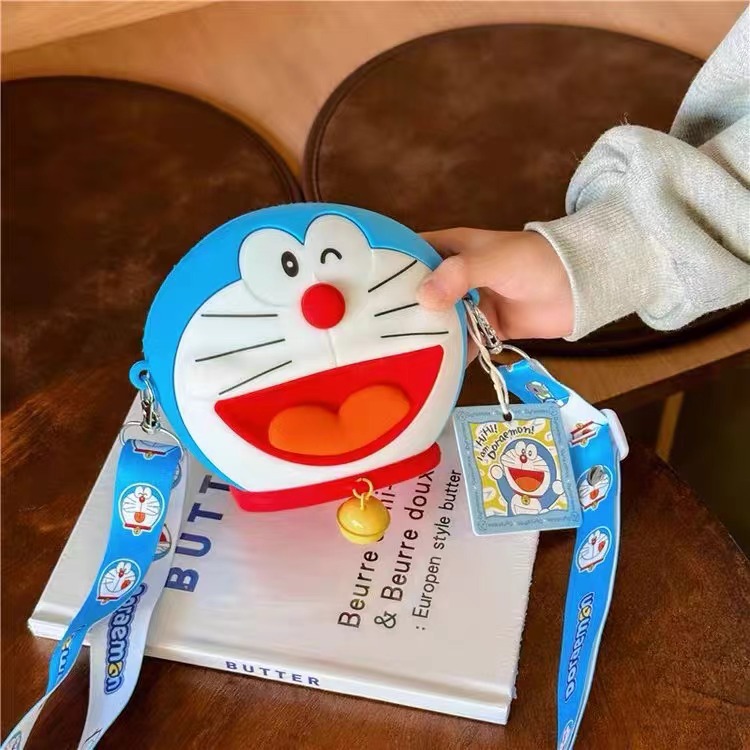 新款叮当猫硅胶斜挎包大容量机器猫收纳包创意可爱迷你立体包包