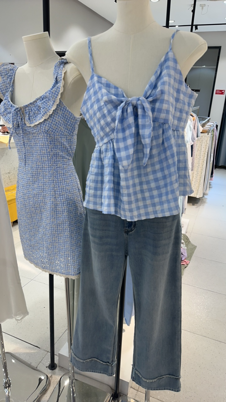 折扣女装店，短袖裙子