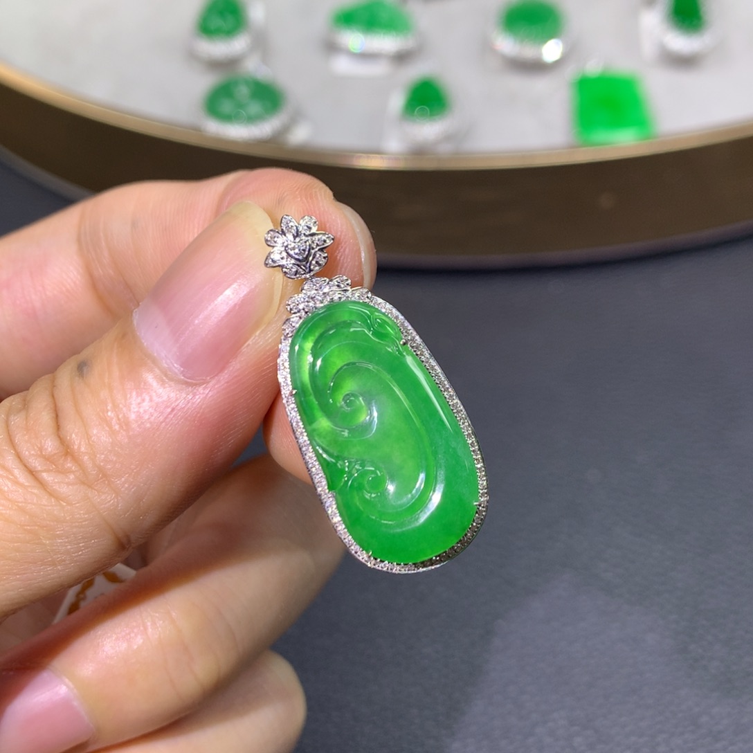 翡翠18K金镶嵌颈饰翡翠