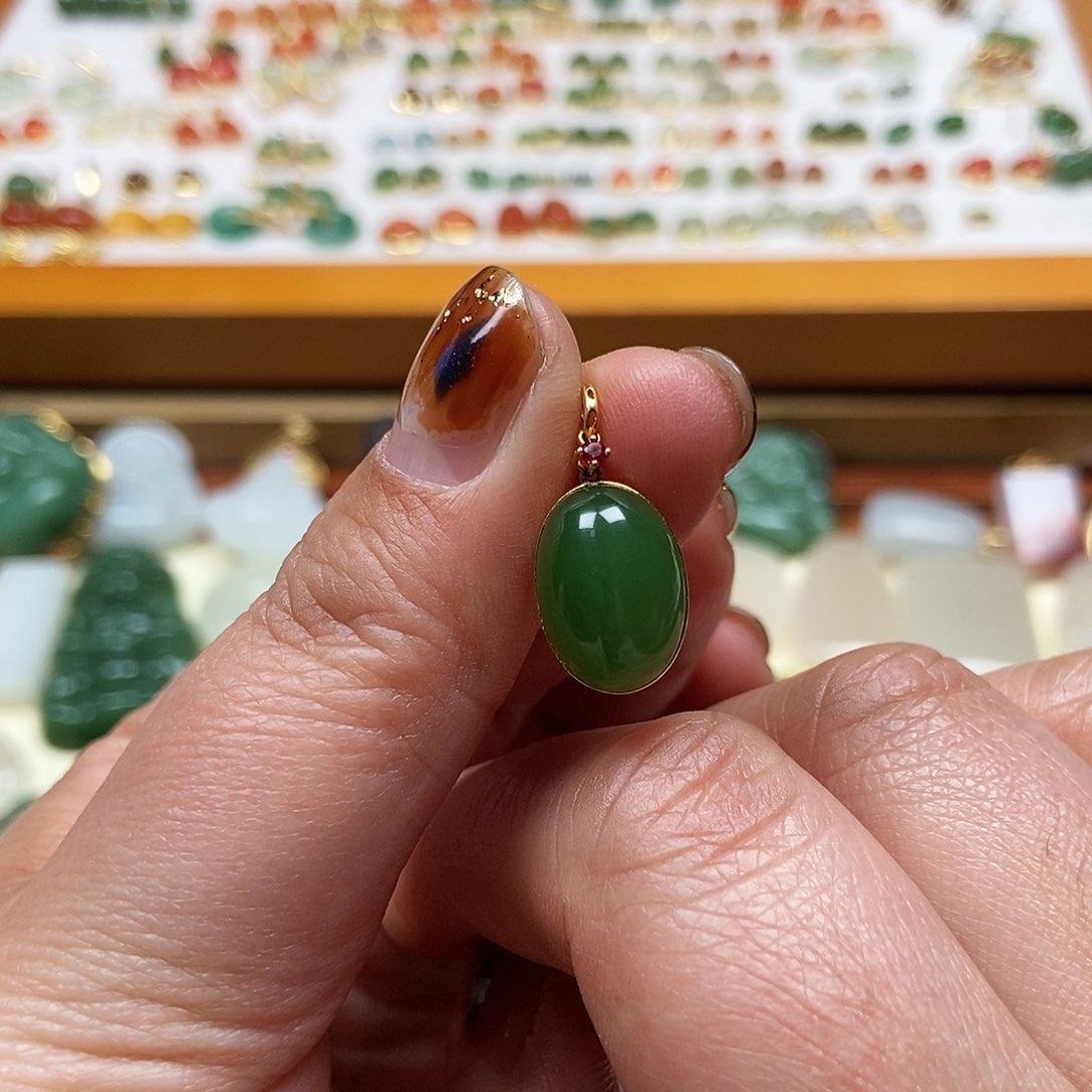 和田玉吊坠18K金镶嵌