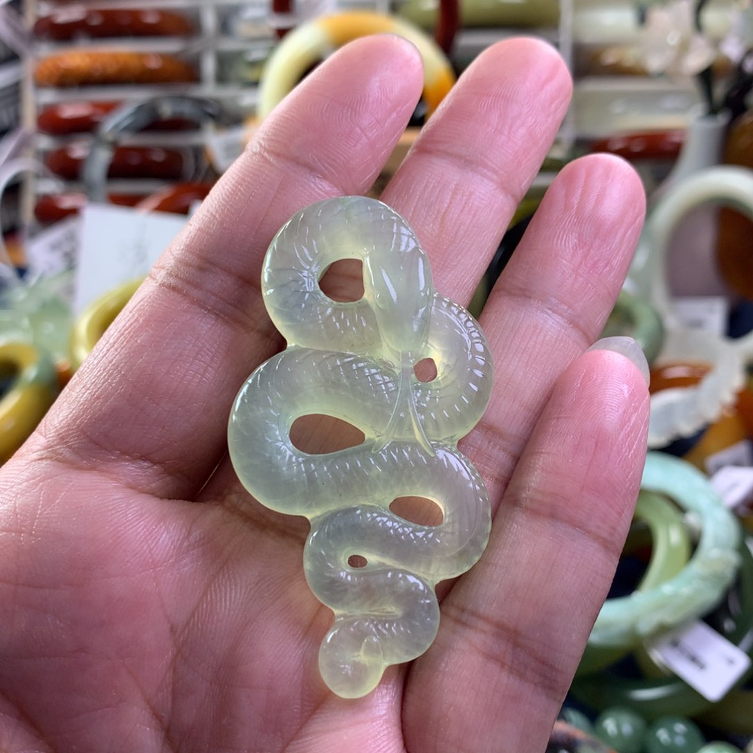 蛇纹石玉颈饰未镶嵌