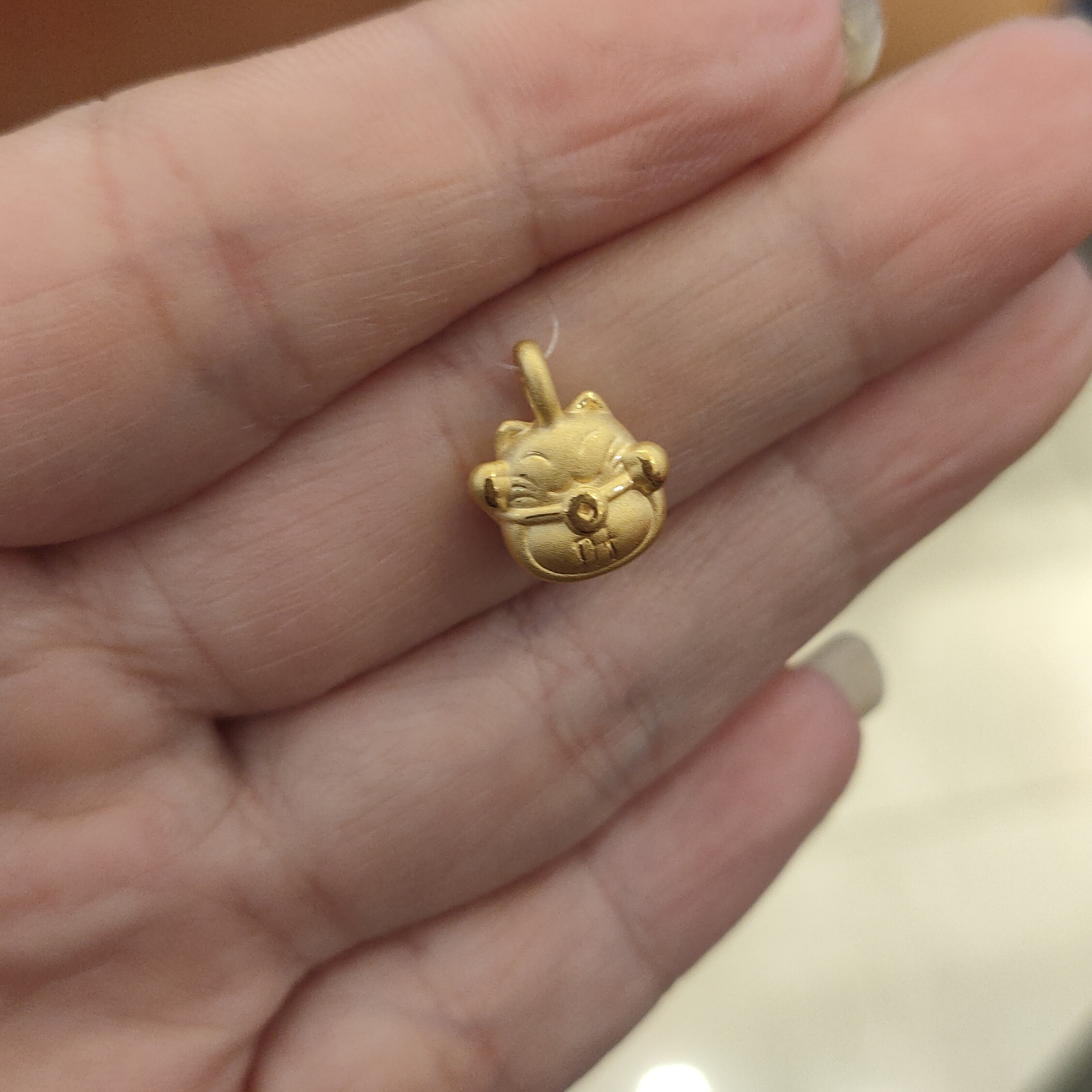 六桂福足金时尚招财猫吊坠