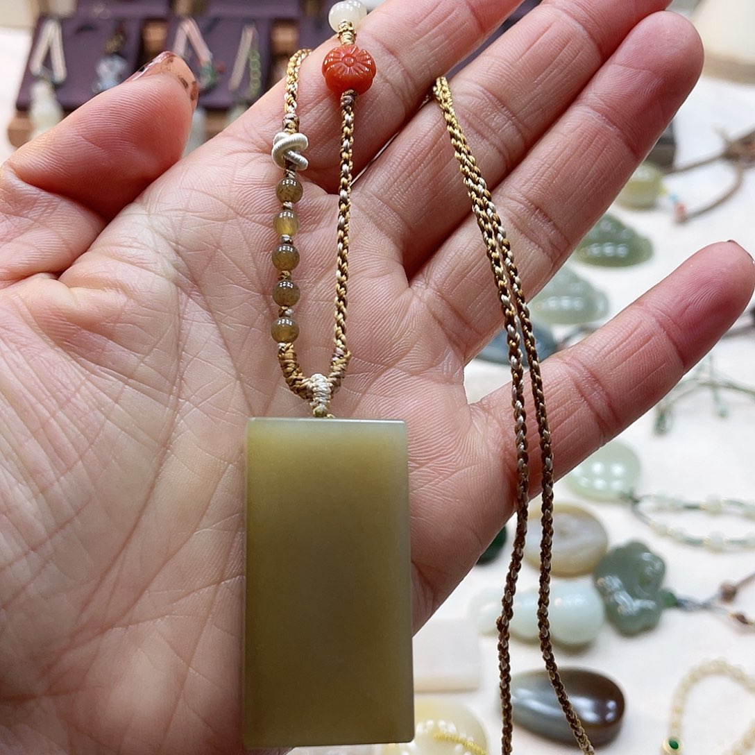 和田玉颈饰未镶嵌