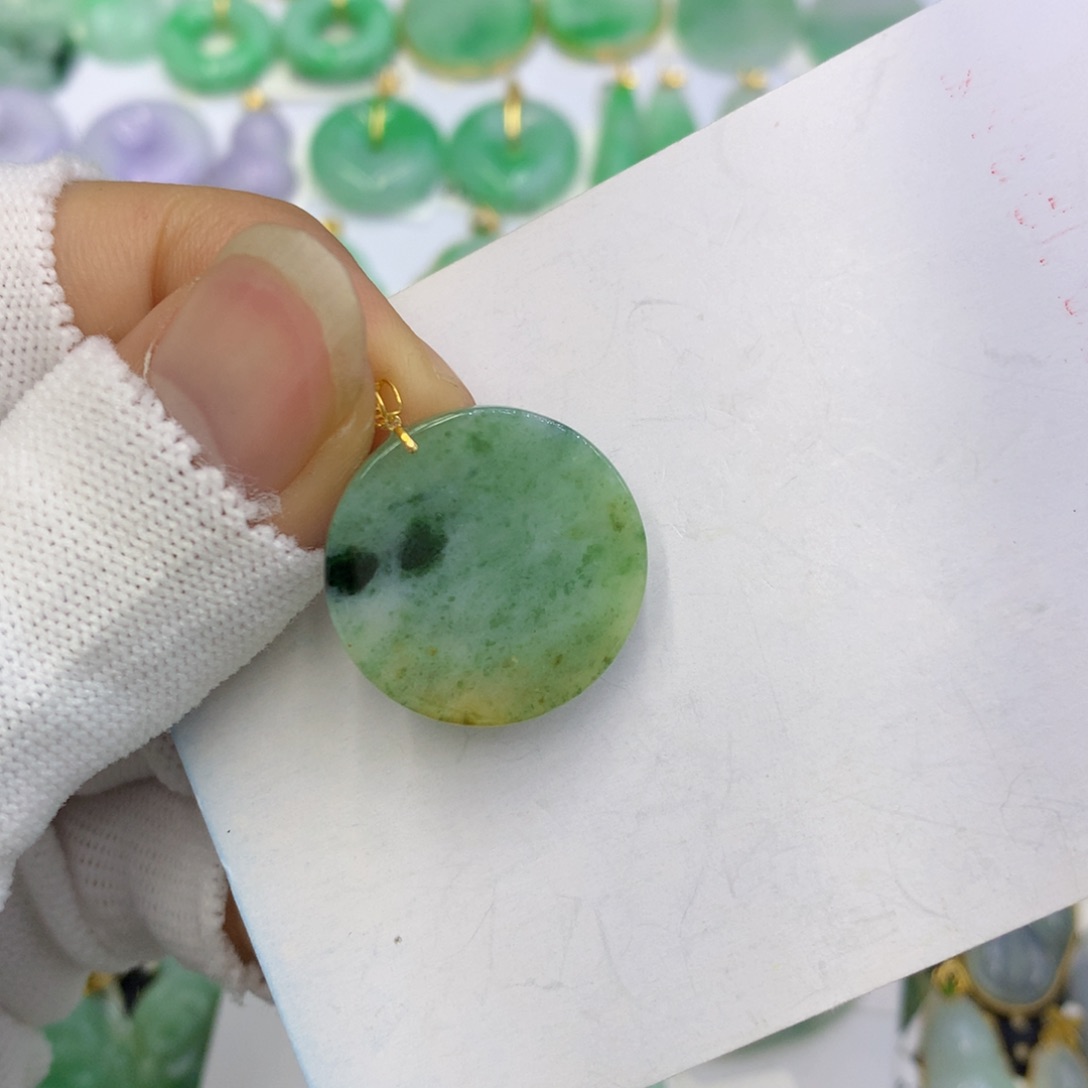 翡翠颈饰未镶嵌翡翠