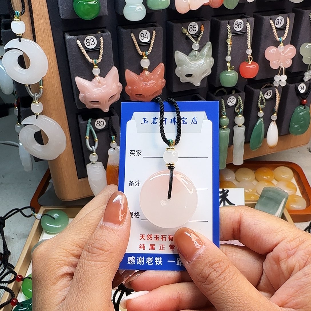 石英质玉未镶嵌颈饰