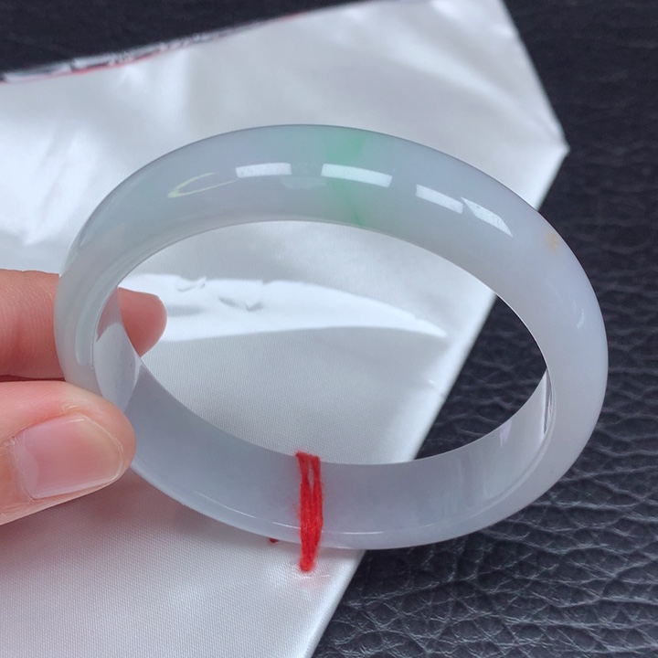 翡翠手镯未镶嵌。