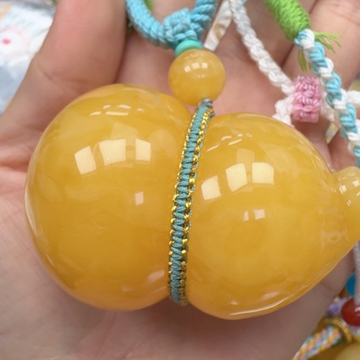 張***歌琥珀未镶嵌珠宝奇石吊坠