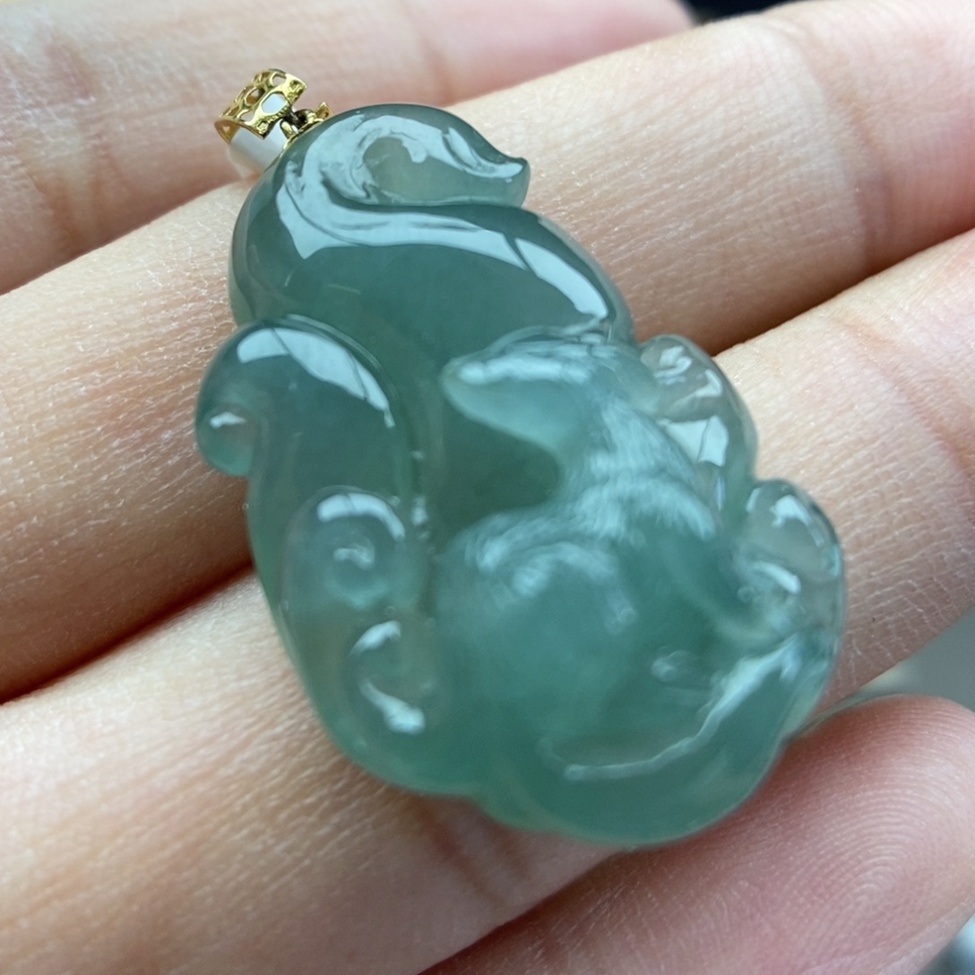 翡翠18K金镶嵌颈饰吊坠