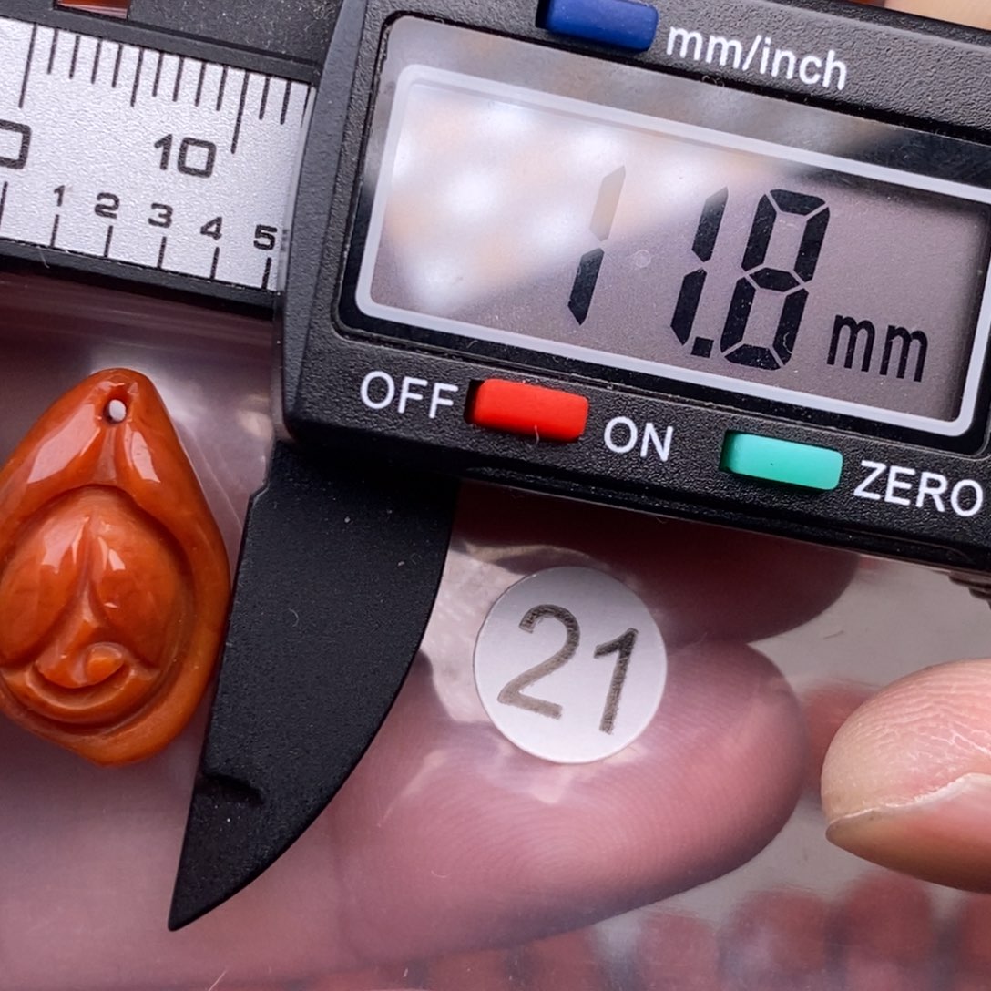 南红玛瑙未镶嵌配饰有瑕疵