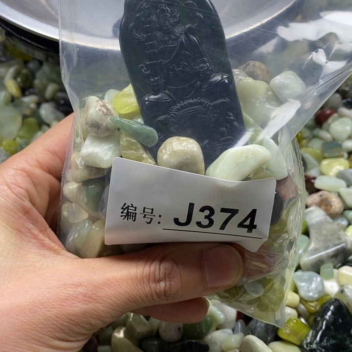 蛇纹石玉鱼缸石未镶嵌