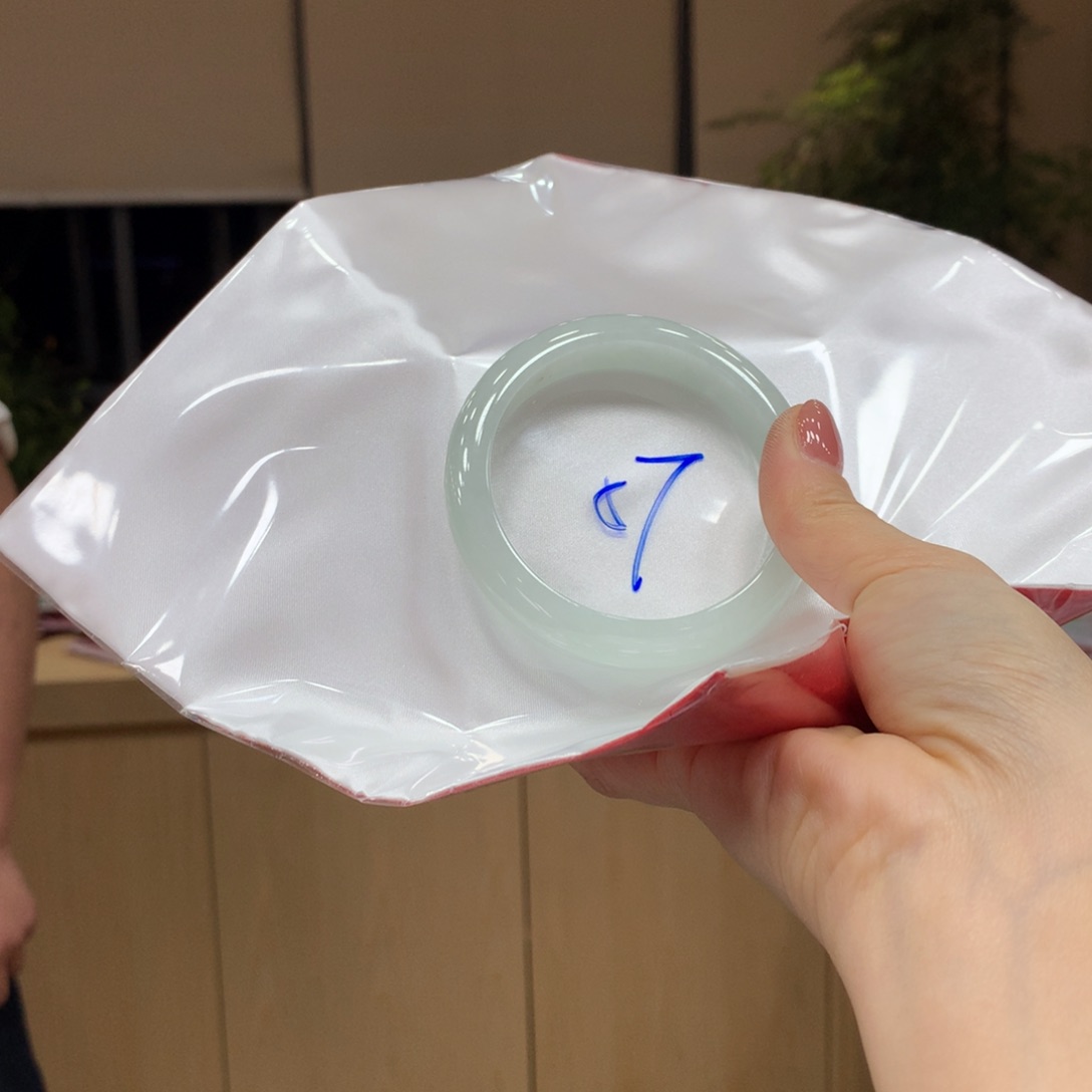 翡翠手镯未镶嵌不退不换