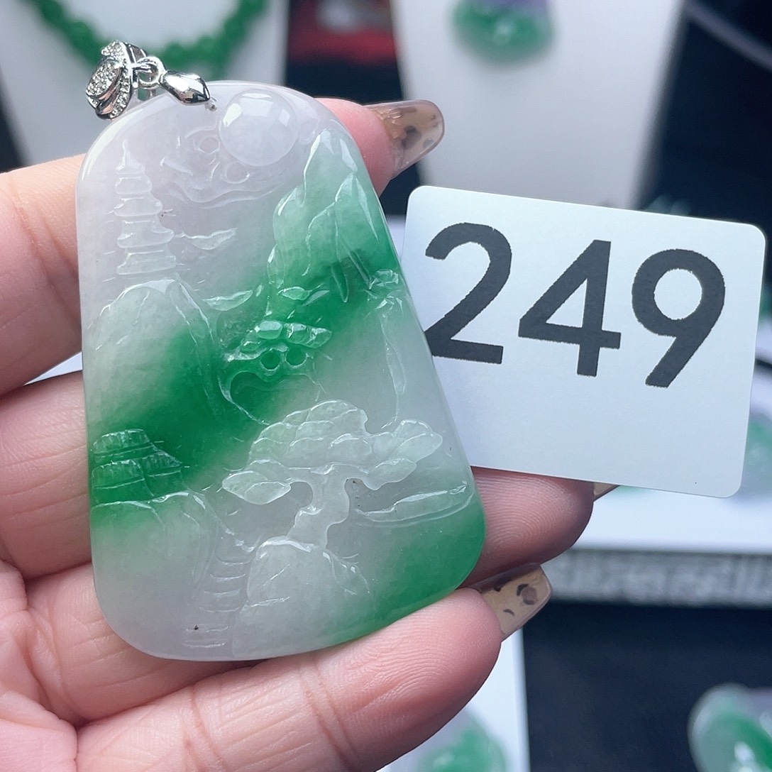 翡翠吊坠(赠链)未镶嵌