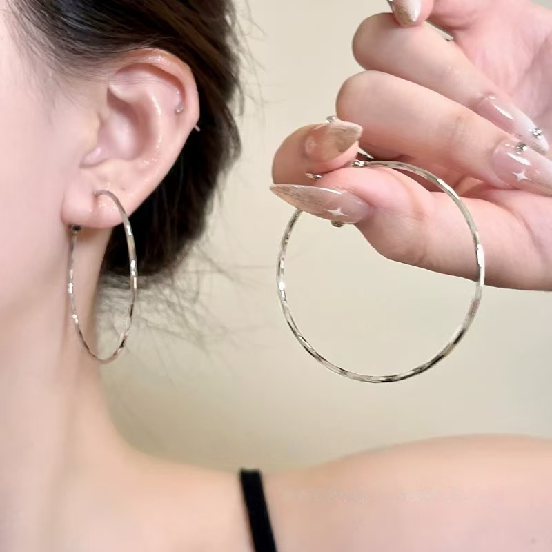 铜合金耳饰 银色细闪夸张素圈耳环女2025爆款耳圈独特圈圈耳饰