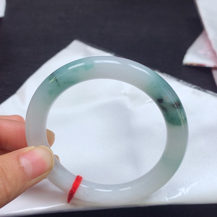 翡翠手镯（圆镯）未镶嵌55圈