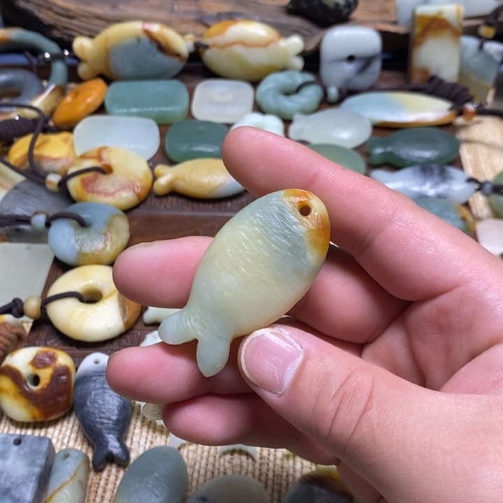 s***红蛇纹石玉未镶嵌颈饰