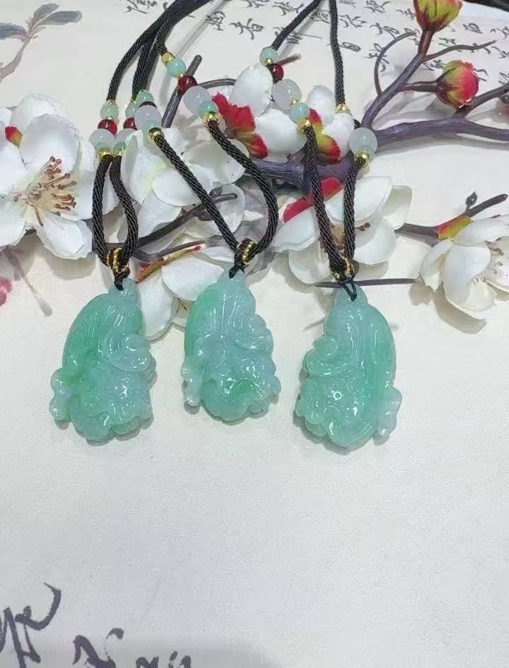 天然翡翠A货辣绿白菜（多样性发货一个）宽23-27高37-40厚10+送绳