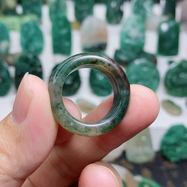 未镶嵌独山玉颈饰盘*