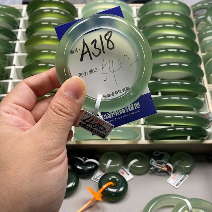 刘***学蛇纹石玉未镶嵌手镯