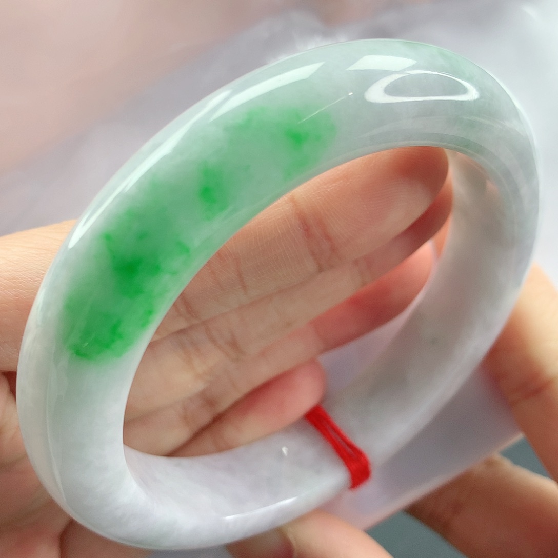 翡翠手镯未镶嵌，106