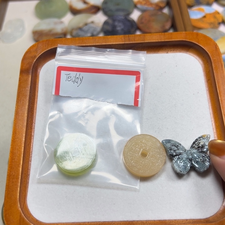 T***y蛇纹石玉未镶嵌颈饰两翅尖孔