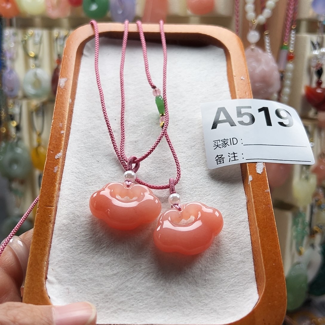 淡***.石英质玉合金颈饰