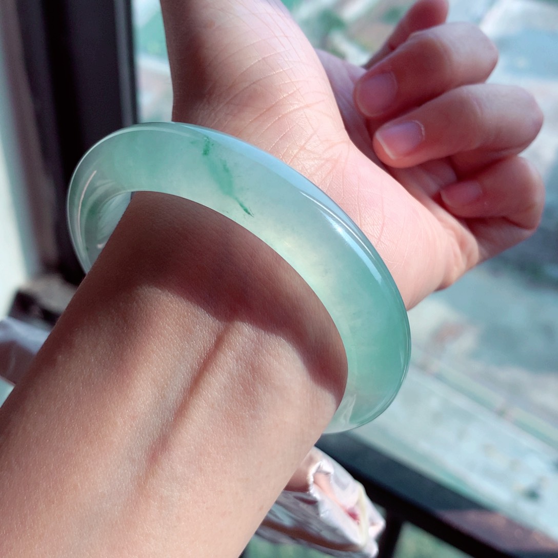 翡翠手镯未镶嵌58.3炸光绿钢毕业大圈超值价A