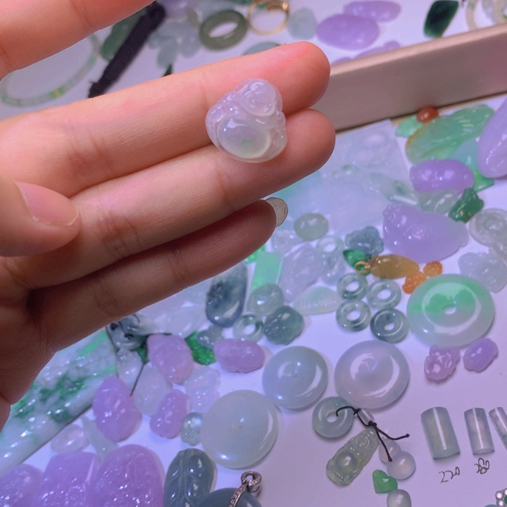 翡翠颈饰未镶嵌佛公