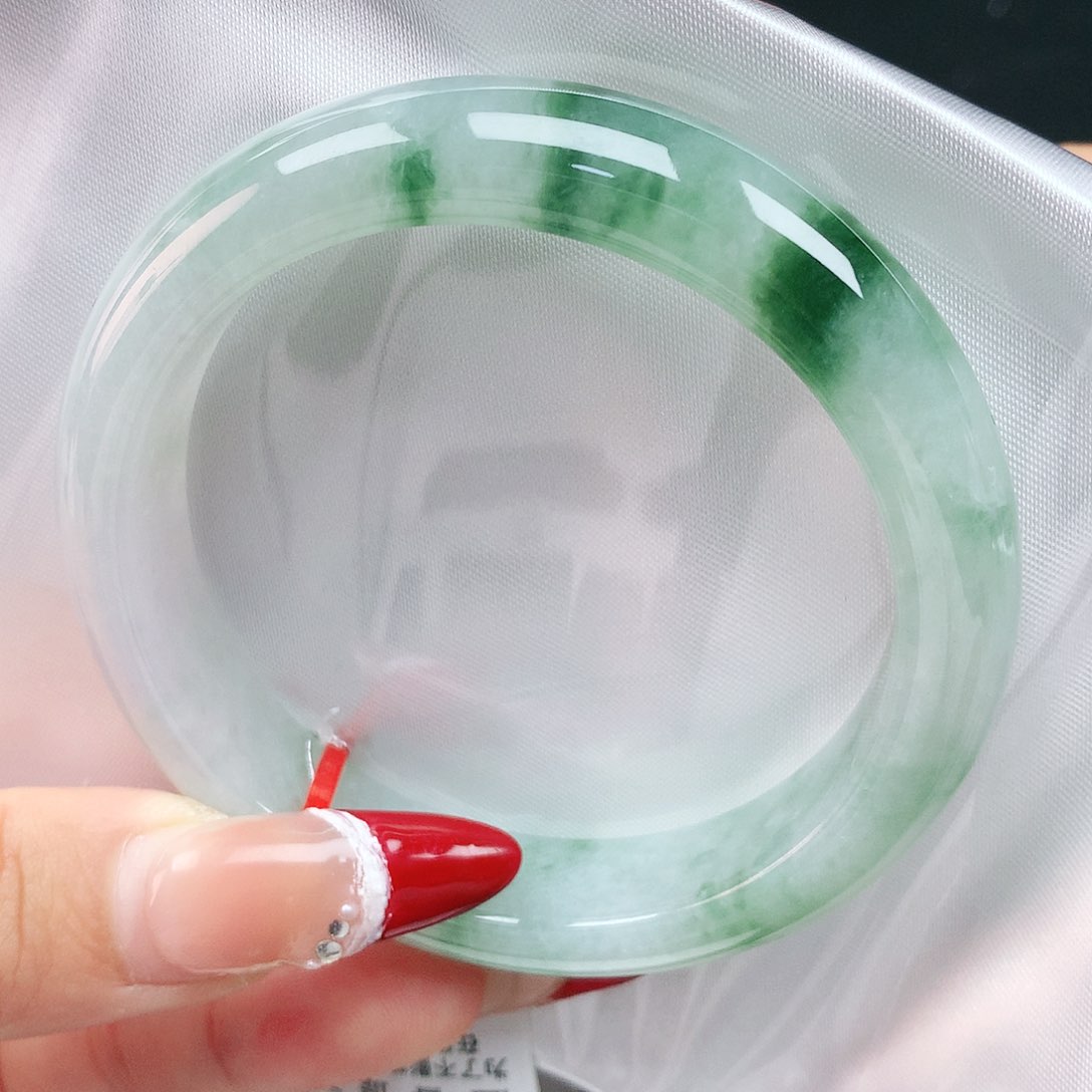 翡翠手镯未镶嵌55圈