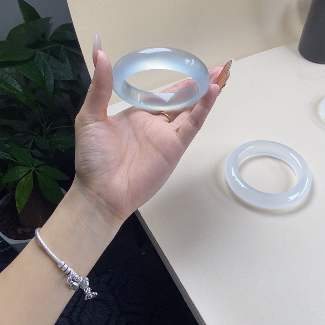 梁***姐玉时尚飘花手镯63梁心不会痛小姐