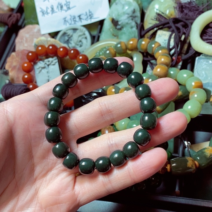 透闪石质玉颈饰未镶嵌