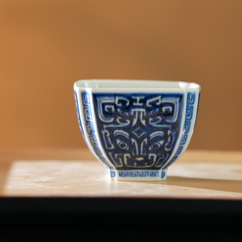 瓷语慕古蓝地饕餮纹四方杯