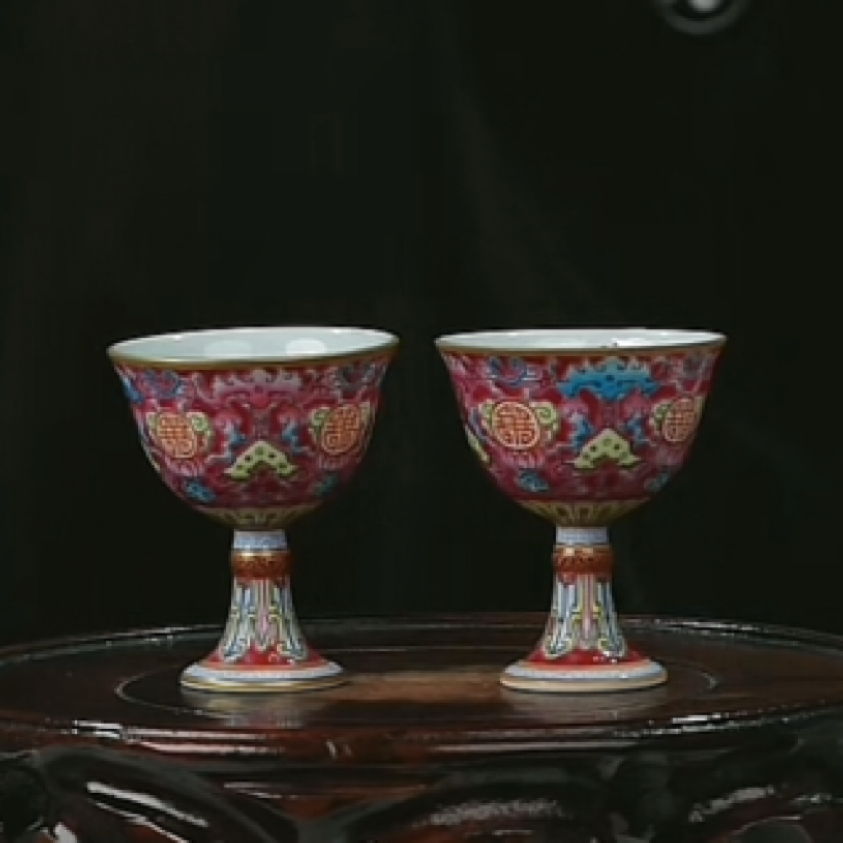 Y胭脂红地粉彩缠枝团寿纹高足杯一对