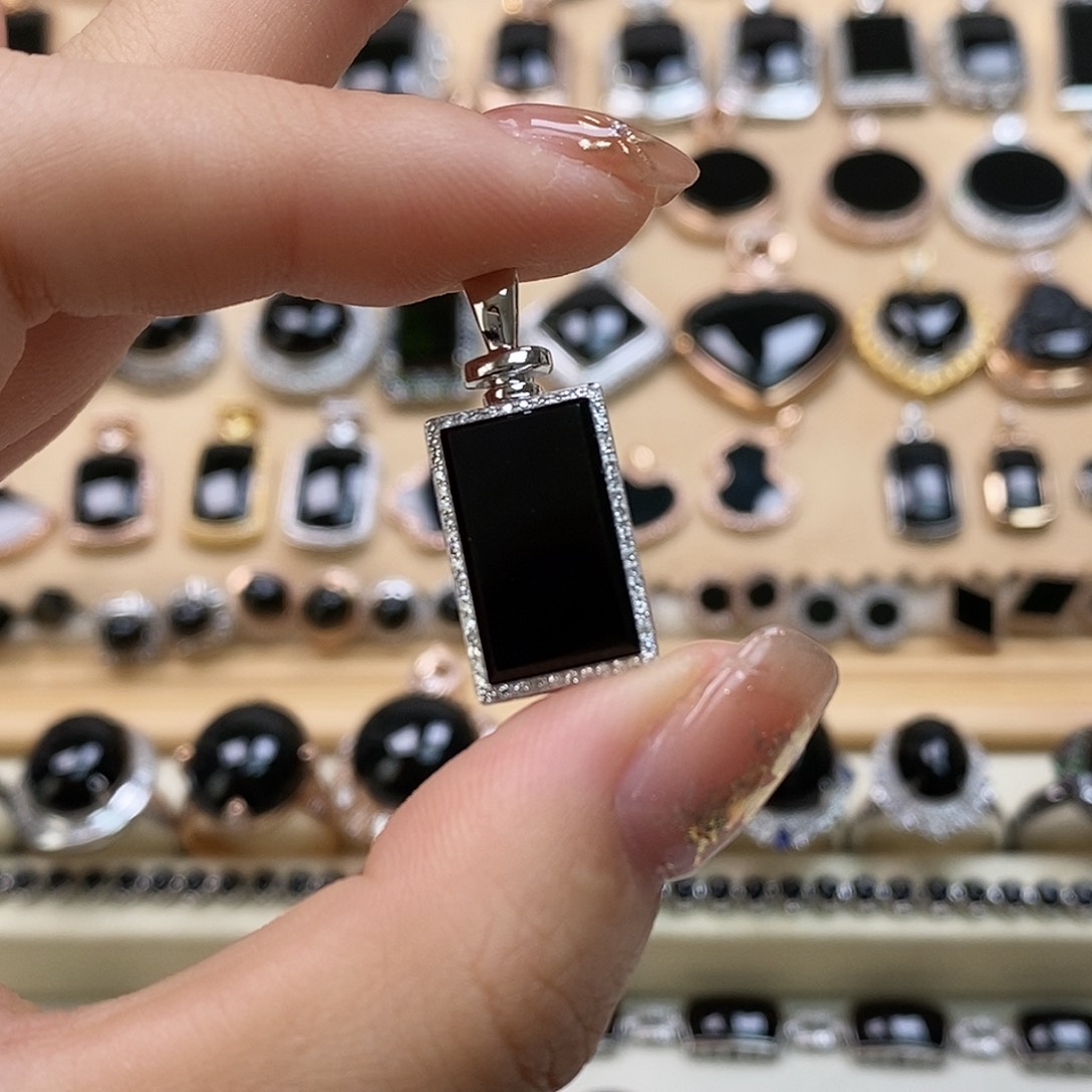 翡翠颈饰18K金镶嵌天然翡翠墨翠