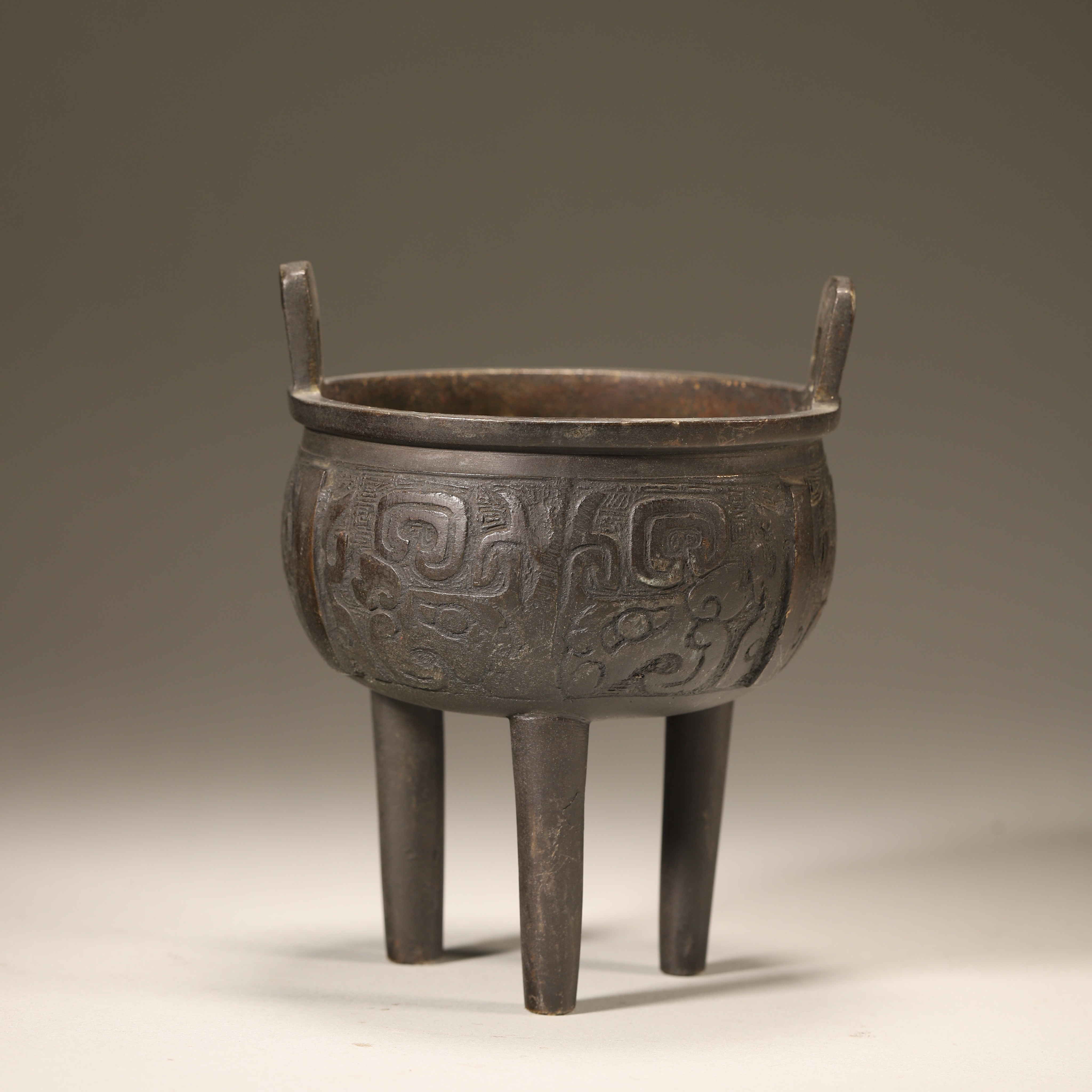 Lot41清代 饕餮纹双耳三足铜鼎