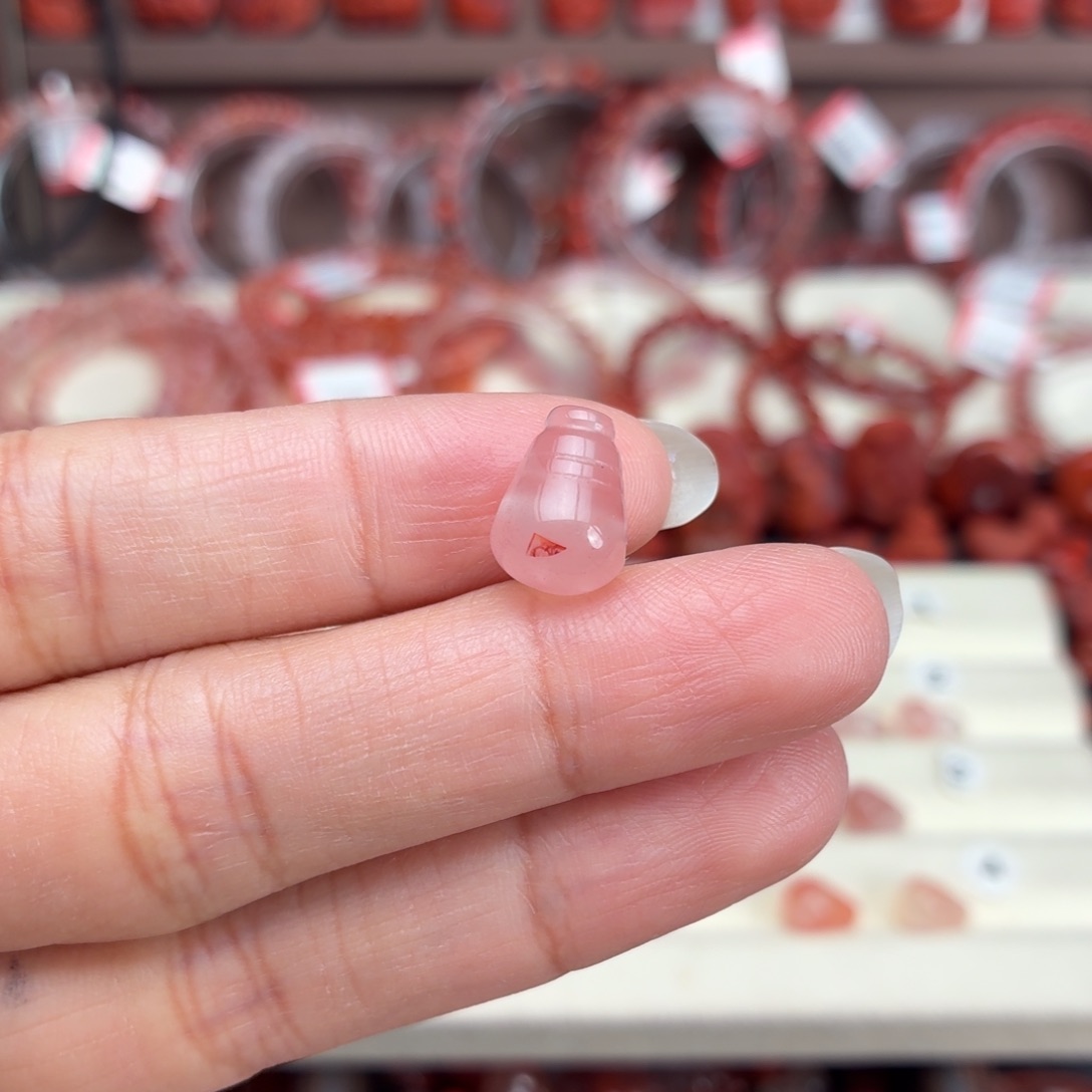 西***女南红玛瑙未镶嵌颈饰三通