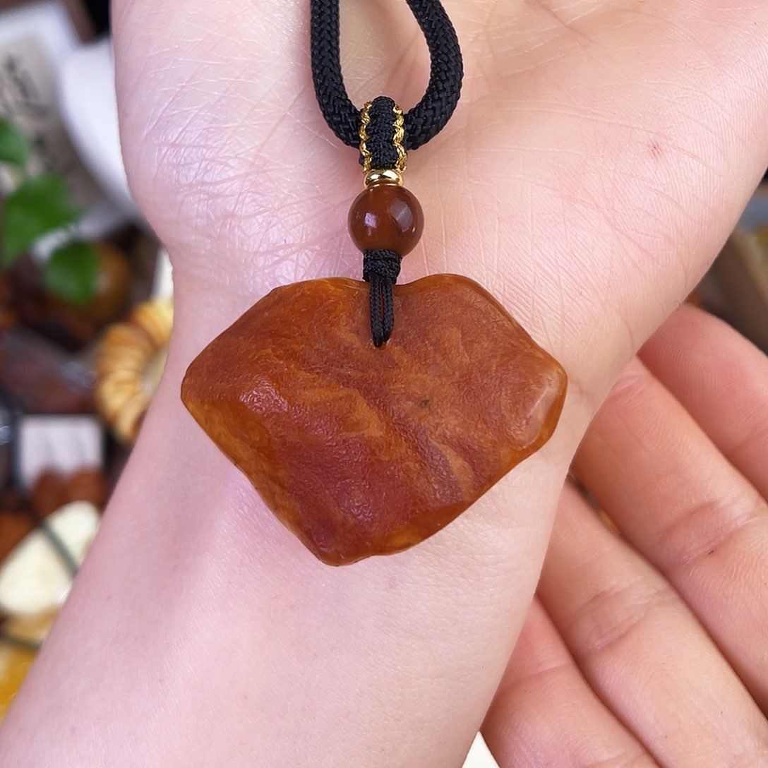 琥珀珠宝奇石未镶嵌。