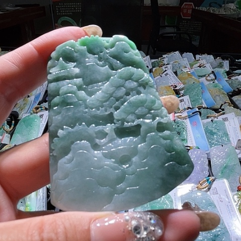翡翠未镶嵌颈饰一个