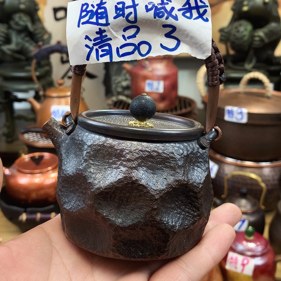 泰***广黑石头提梁壶。   