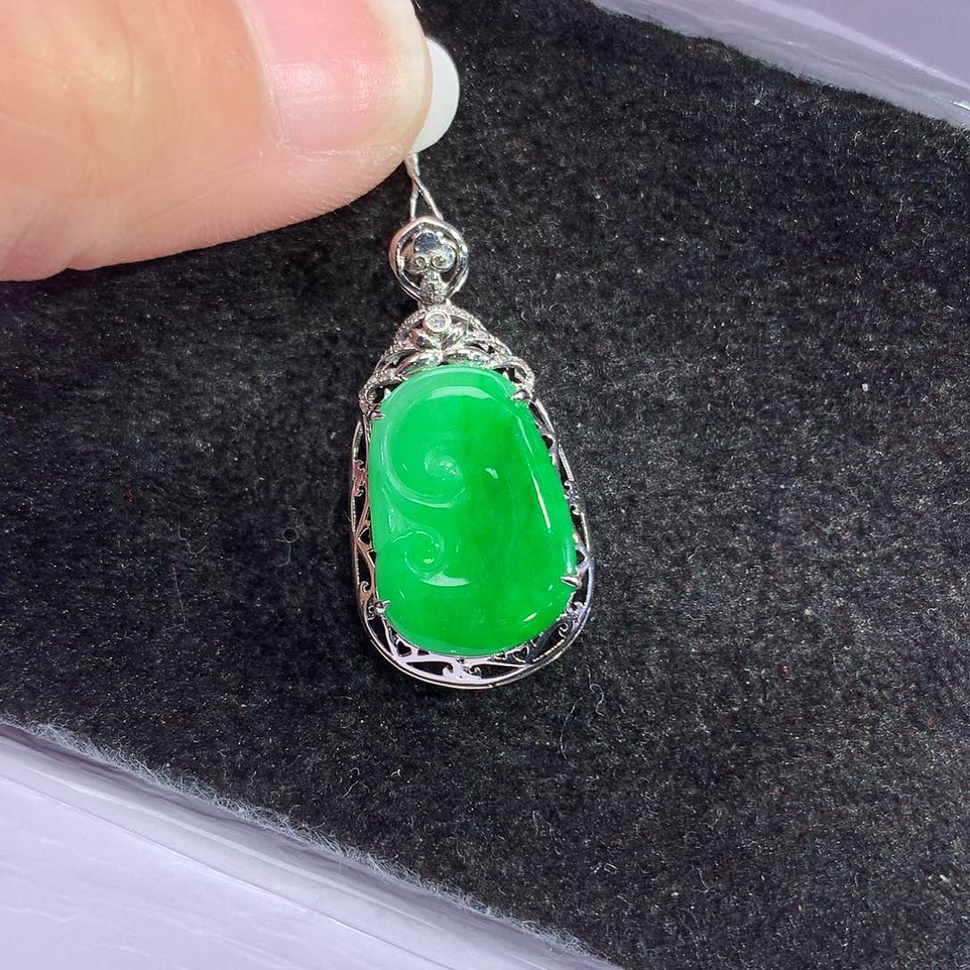 翡翠吊坠(赠链)18K金镶嵌