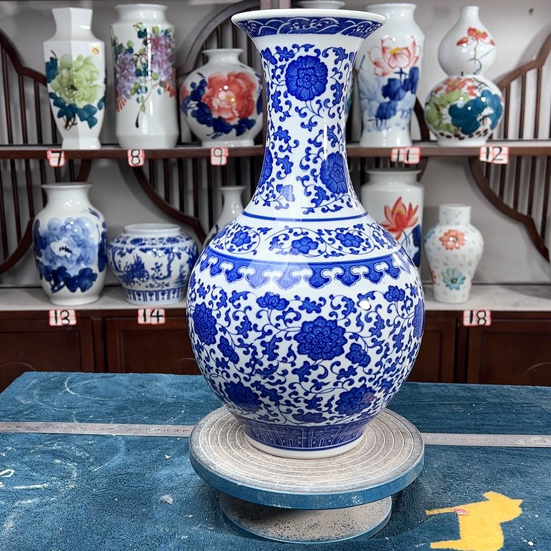 摆件景德镇陶瓷缠枝