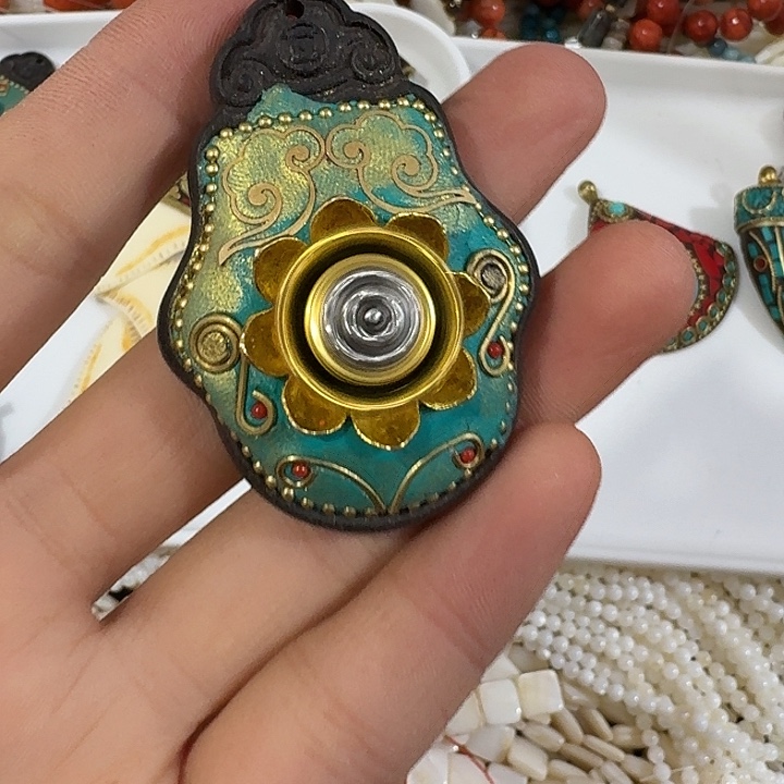 玛瑙/玉髓合金珠宝半成品一个金色莲花唐卡吊坠