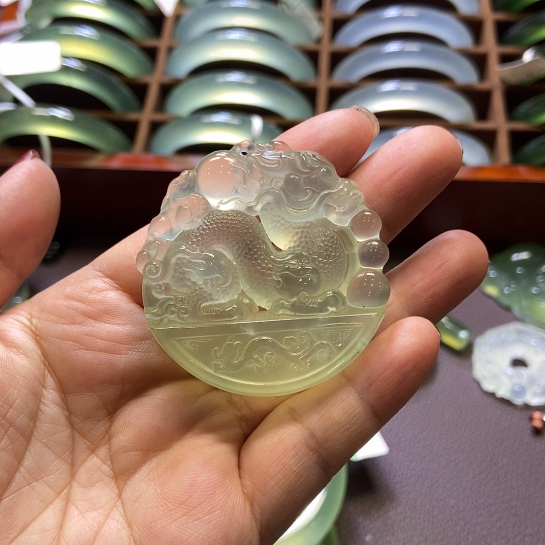 蛇纹石玉吊坠未镶嵌