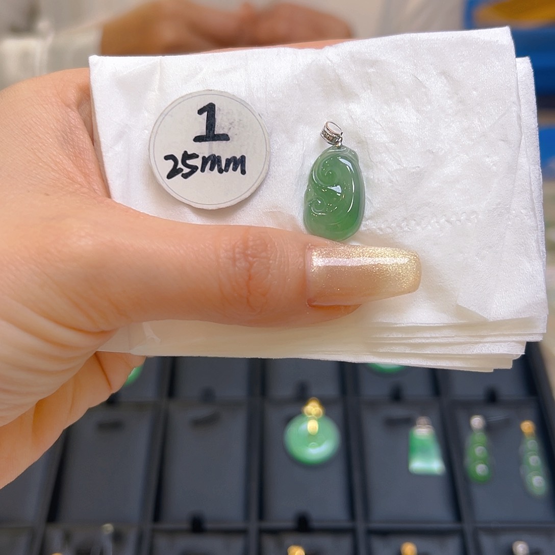 翡翠颈饰18K金镶嵌翡翠