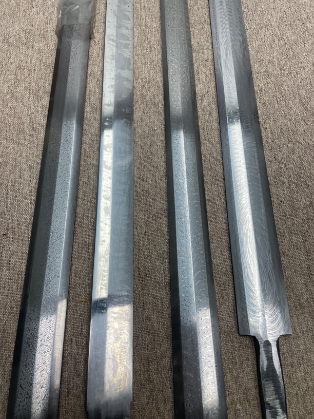 刀剑条花纹钢手工锻打，未开刃
