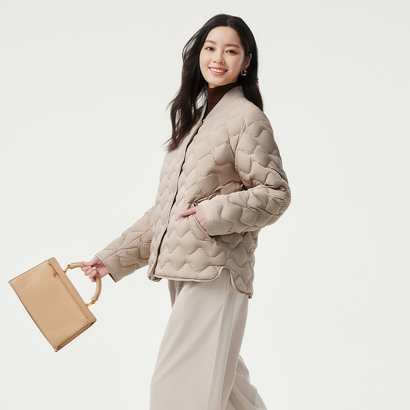 坦博尔女士春秋轻薄时尚波浪纹宽松廓形简约棒球领短款羽绒服252A